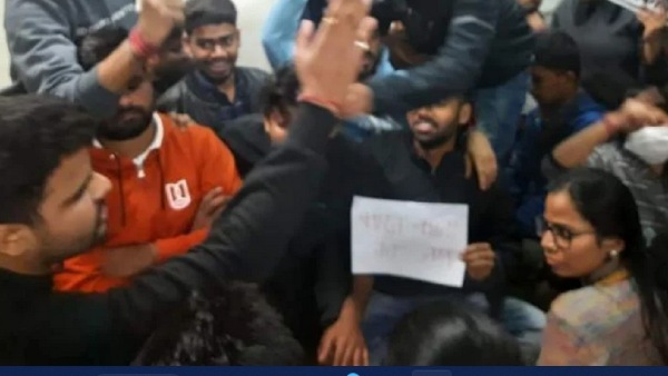 வேடிக்கை பார்த்த காவல்துறை 