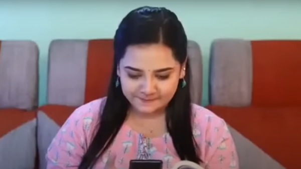 சாட் செய்யும் இனியா