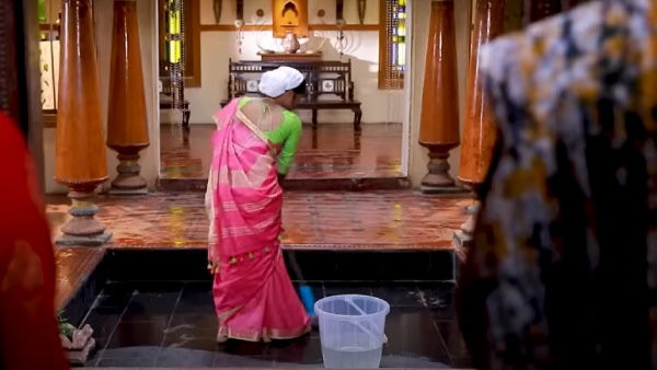 வீட்டை துடைத்த சந்தியா