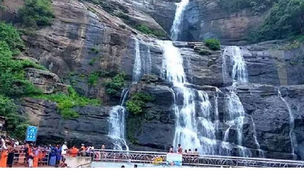 ஆற்றில் குழந்தை 