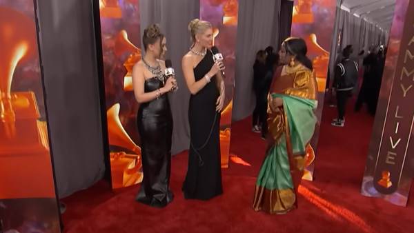 சிவப்பு நிறத்தில் புடவை