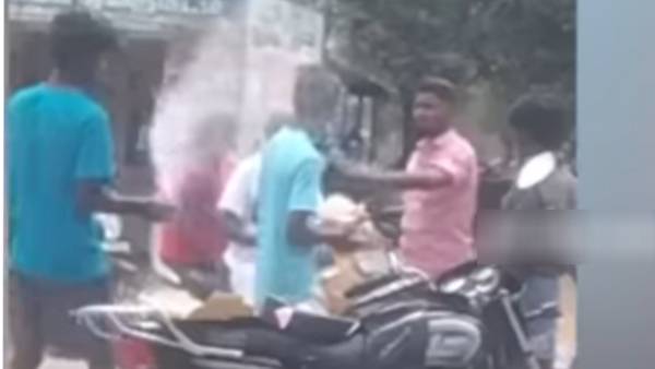 முதியவர் முகத்தில் ஸ்பிரே