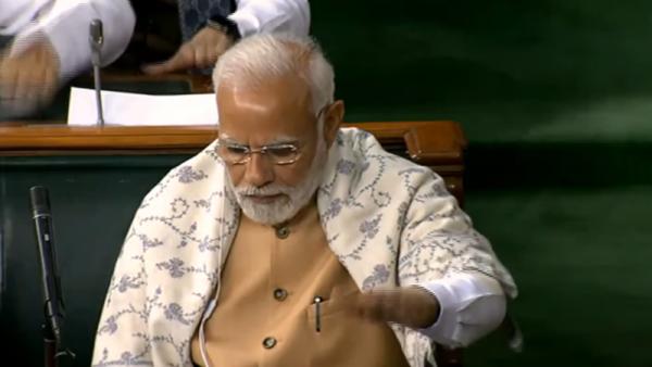  124 முறை மேஜையை தட்டி வரவேற்ற மோடி 