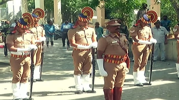 30 குண்டுகள் முழங்க.. 