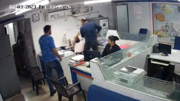  வங்கி ஊழியர்கள்