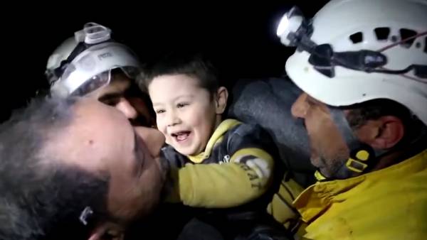  இடுபாடுகளில் சிக்கிய குழந்தை 