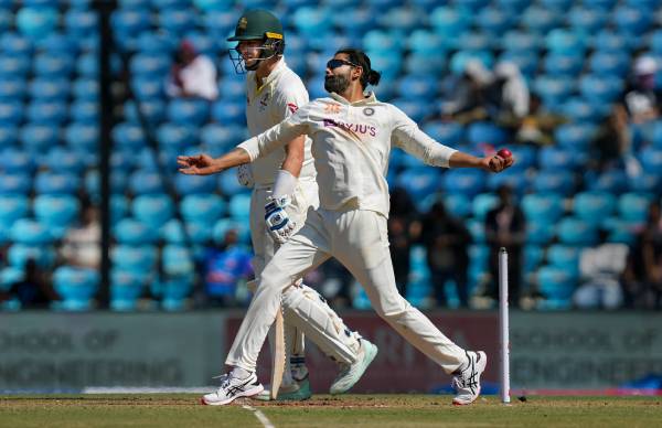 ஜடேஜா அசத்தல் 