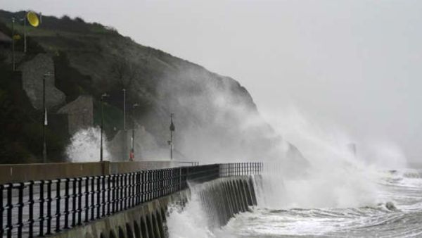 நியூசிலாந்தில் சக்திவாய்ந்த புயல் 