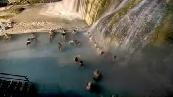  வெந்நீர் ஊற்றுகள்