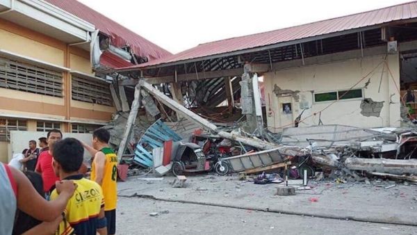 பல இடங்களில் விரிசல்கள் 