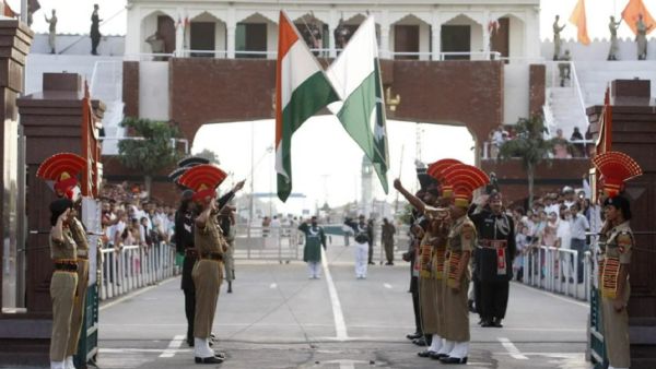 பாக் பெண் ஒப்படைப்பு 