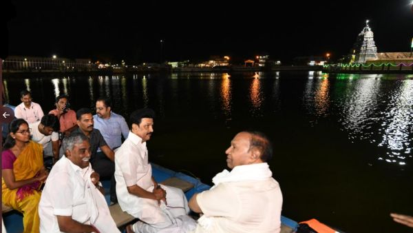 கமலாலயத்தை ரசித்து.. 