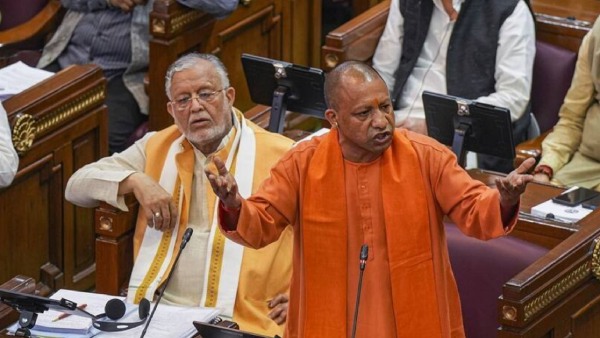 சீறிய யோகி ஆதித்யநாத் 