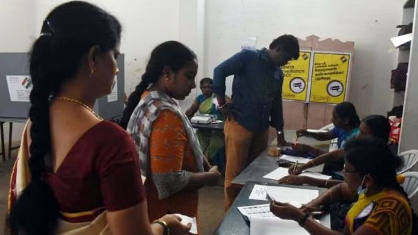 Polling in Erode East Rajajipuram Polling Station which took place past 9 oclock..this is the reason Polling in Erode East Rajajipuram Polling Station which took place past 9 oclock..this is the reason