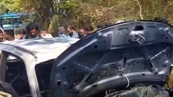 முன் இருக்கையில் தம்பதி 