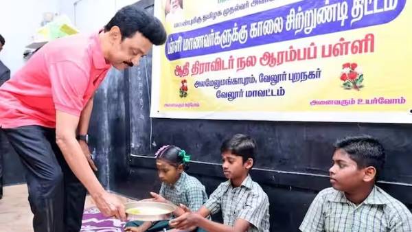 உணவு பரிமாறிய முக ஸ்டாலின் 