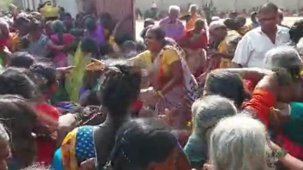 இலவசத்திற்கு கையேந்தும் நிலை 