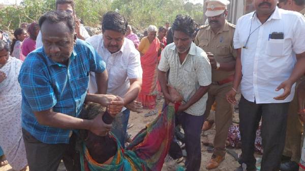  பொங்கலுக்கு வேட்டி சேலை வழங்காததால் 