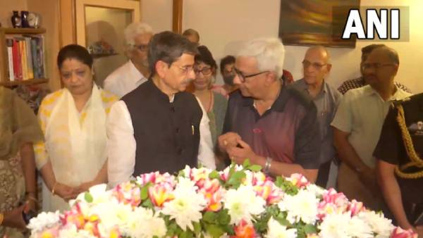 வீட்டில் அஞ்சலி 