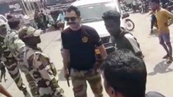  துப்பாக்கியைக் காட்டி மிரட்டல்
