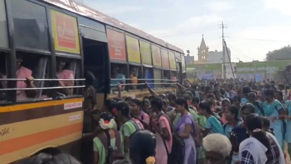 படிக்கட்டுகளில் தொங்கியபடி 