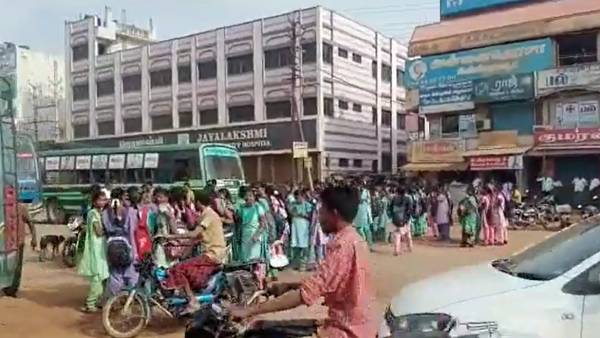 கல்லூரி மாணவிகள் சாலை மறியல் 