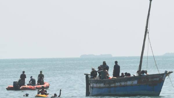 Gold thrown into Rameswaram sea in cinematic style caught in the hunt Scuba divers 