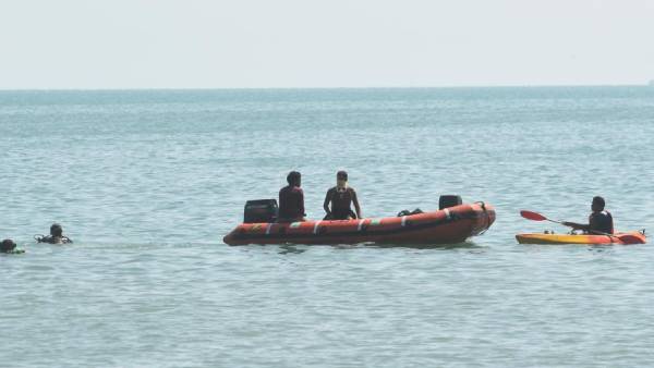 Gold thrown into Rameswaram sea in cinematic style caught in the hunt Scuba divers 
