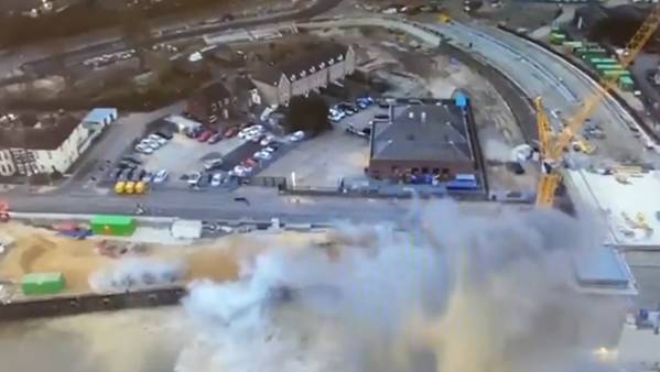  வெடித்து சிதறிய வெடிகுண்டு 