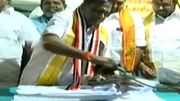 துணியை தேய்த்தார் துணியை தேய்த்தார்