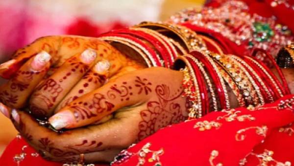 கையை பிடித்து இழுத்த மணமகன் 