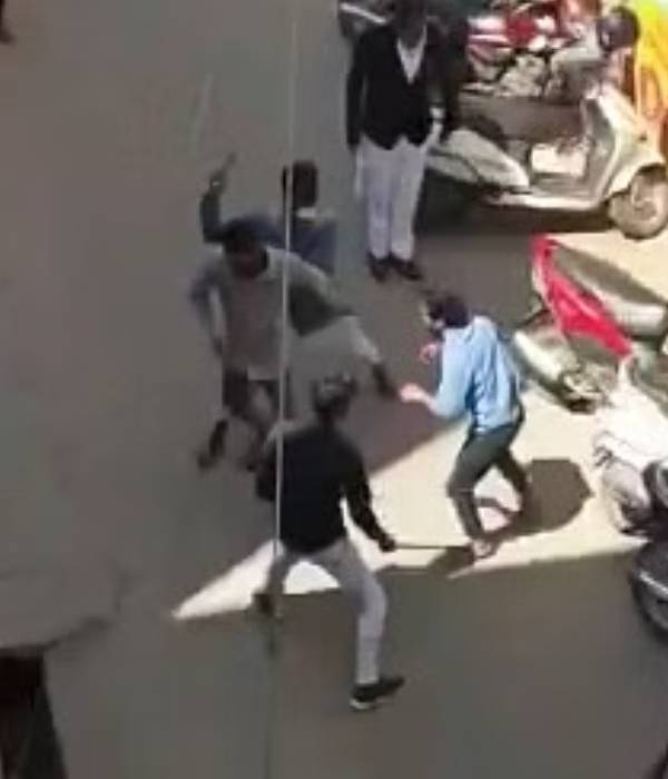 நீதிமன்றம் அருகே கொலை நீதிமன்றம் அருகே கொலை