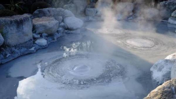  வெந்நீர் ஊற்றுகள்