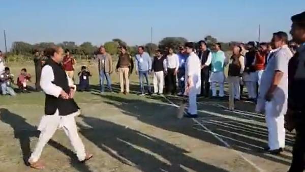 கிரிக்கெட் ஆடிய அமைச்சர் 