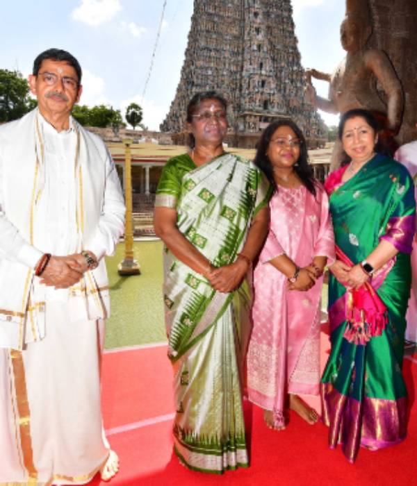 மகளுடன் வந்த முர்மு 