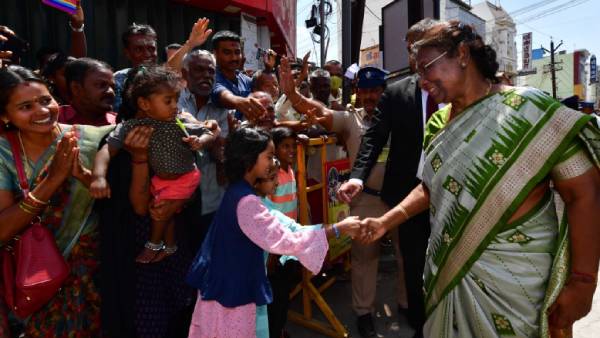 வெயிலில் கால் கடுக்க நின்ற மக்கள் 