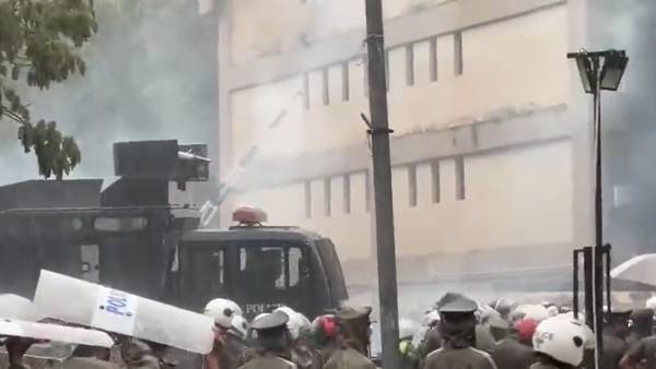 Srilankan Police fire water cannons, tear gas at Colombo Protest Srilankan Police fire water cannons, tear gas at Colombo Protest