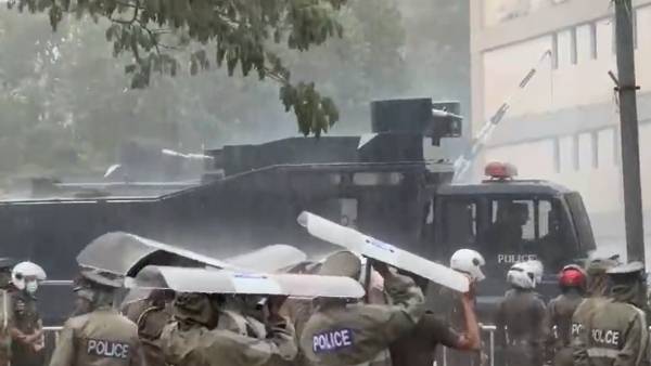 Srilankan Police fire water cannons, tear gas at Colombo Protest Srilankan Police fire water cannons, tear gas at Colombo Protest