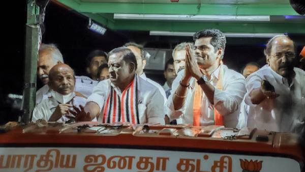 குடும்பத் தலைவிகளுக்கு ரூ.1,000 குடும்பத் தலைவிகளுக்கு ரூ.1,000