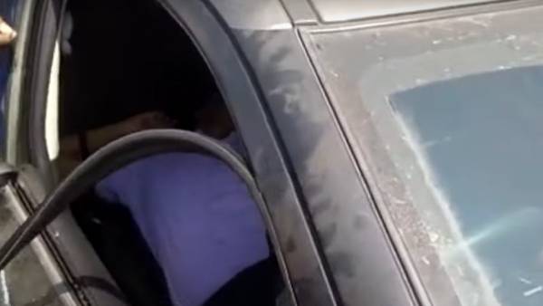  நீண்ட நேரமாக நின்ற கார் 