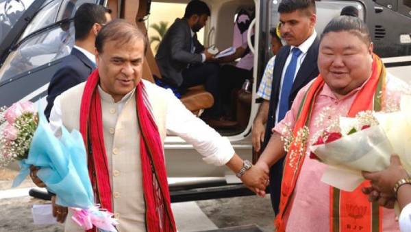 உங்க கைகளையும் இப்படி பிடித்துக்கொள்கிறேன் 