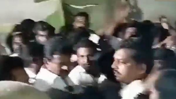 இருகட்சியினரும் பயங்கர மோதல் 