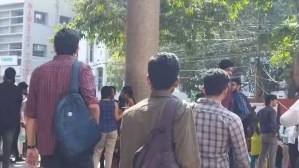 மக்கள் அலறியடித்து ஓட்டம் 