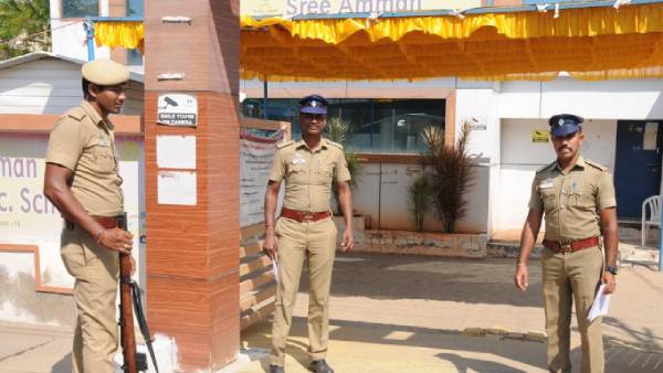  15 போலீஸ் குழுக்கள் 