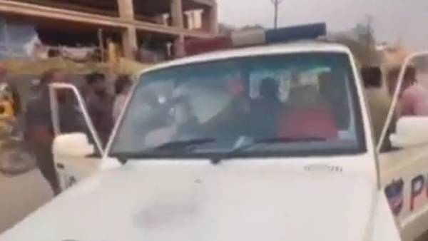 போலீஸார் கண்ணெதிரே.. போலீஸார் கண்ணெதிரே..