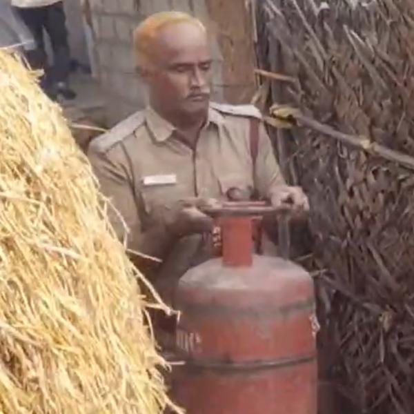 சிலிண்டரை திறந்துவிட்டு.. 