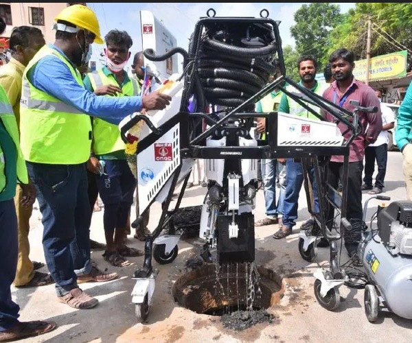 தூய்மை பணி செய்யும் ரோபோ 