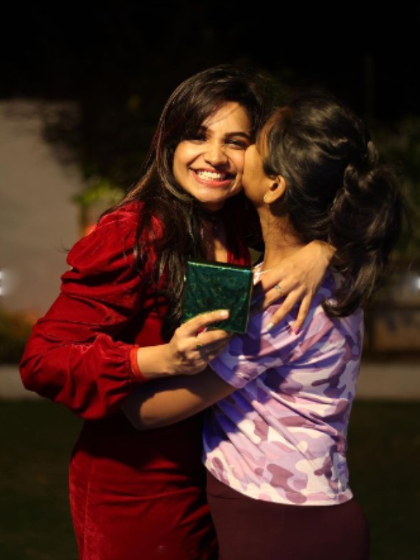 தோள் கொடுக்கும் தோழி