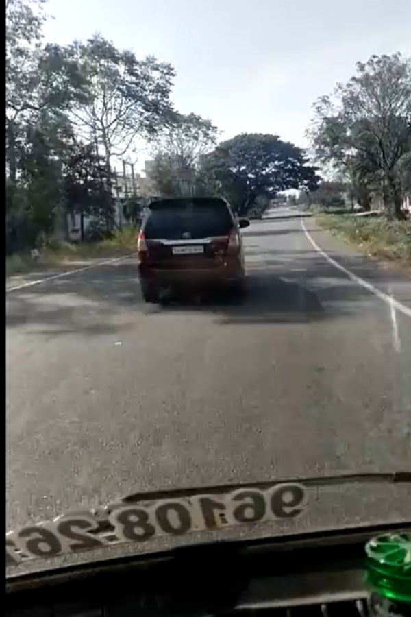  கார் வழிவிடவில்லை