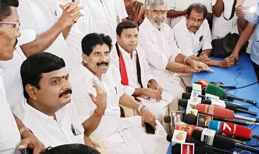 இரு அணிகள் இரு அணிகள்